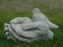 vogelbad - handen met vogel - steen