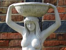 Vrouw met schaal - stenen beeld - 120 cm - klassiek wit