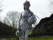 Femme avec des cruches d'eau - sur socle - 100 cm - sortie d'eau