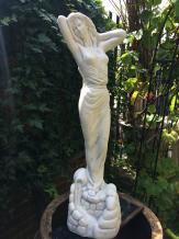 Femme posant - statue en pierre - 70 cm - blanc classique