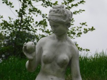 Klassiek vrouwenbeeld met appel – polystone – 115 cm