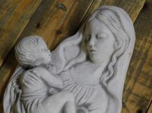 Steinwanddekoration - Frau mit Kind - weiß/grau - Skulptur