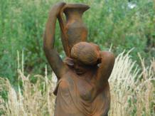 Vrouw met waterkruik - stenen beeld - 91 cm - oxide