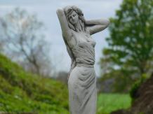 Vrouw op waterloop - stenen beeld - 70 cm - klassiek wit
