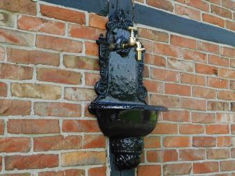 Fontaine murale noire – aluminium – avec robinet en laiton