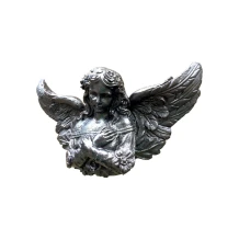 Zwarte gietijzeren wandengel met vleugels als decoratief wandornament