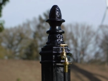 Fontaine sur pied – noire – aluminium – avec robinet en laiton