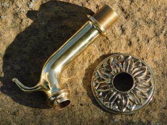 Wasserauslauf mit Rosette – Messing 