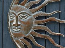Wanddekoration aus Metall – Sonne und Mond – rund – rustikal