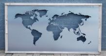Ein großer Wandschmuck, Rahmen aus altem Tannenholz mit einer Welt, einem Meer aus Metall, sehr schön!