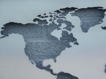 Ein großer Wandschmuck, Rahmen aus altem Tannenholz mit einer Welt, einem Meer aus Metall, sehr schön!