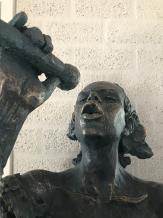 Beau torse d'un musicien de jazz, le chanteur, en vert-or