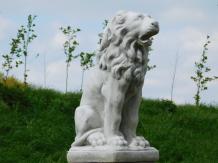 Zittende leeuw - op sokkel - stenen dierenbeeld - 95 cm