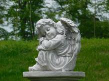 Sitzender Engel - auf Sockel - Steinstatue - 96 cm - klassisch