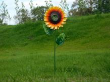 Diese Sonnenblume ist ein Kunstwerk, das ganz aus Metall besteht.
