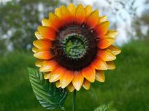 Diese Sonnenblume ist ein Kunstwerk, das ganz aus Metall besteht.