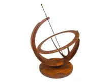 Zonnewijzer op stenen sokkel – metaal – 142 cm hoog