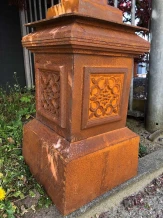 Gietijzeren sokkel - 47 cm hoge zuil voor beelden en vazen