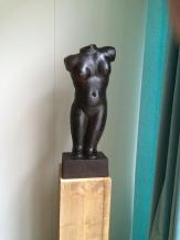 Beau torse féminin en métal sur une colonne d'échafaudage