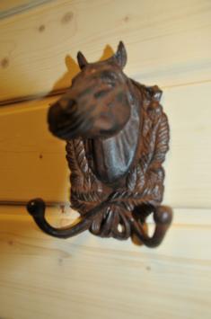 Schöner sitzender Engel, voller Details, voller Stein
