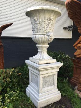 Pot de fleurs avec anges sur piédestal - 145 cm - pierre - exclusif