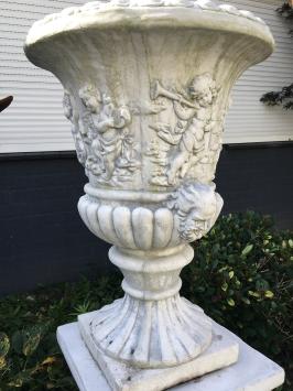 Pot de fleurs avec anges sur piédestal - 145 cm - pierre - exclusif