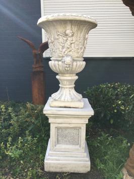 Pot de fleurs avec anges sur piédestal - 145 cm - pierre - exclusif