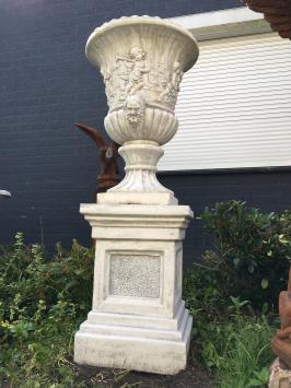 Pot de fleurs avec anges sur piédestal - 145 cm - pierre - exclusif