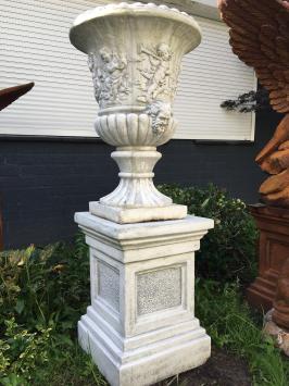 Pot de fleurs avec anges sur piédestal - 145 cm - pierre - exclusif