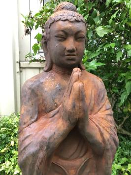Groetende boeddha XXL beeld, vol steen.oxide.