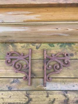 Set mit schönen Wandhalterungen aus schwerem Gusseisen, rost