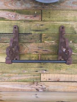 Set mit schönen Wandhalterungen aus schwerem Gusseisen, rost
