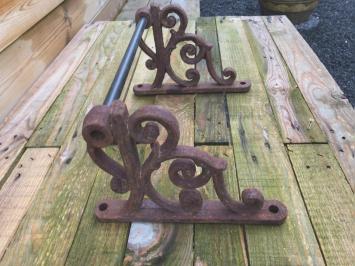 Set mit schönen Wandhalterungen aus schwerem Gusseisen, rost