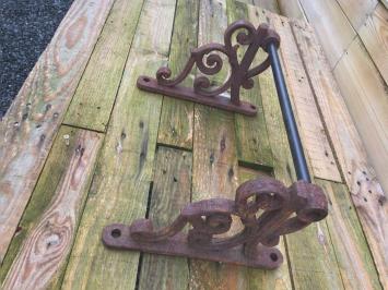 Set mit schönen Wandhalterungen aus schwerem Gusseisen, rost