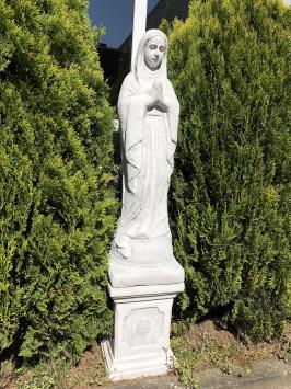 Maria - op sokkel - steen - 129 cm - klassiek - in detail