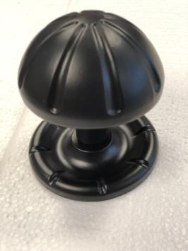 Mooie zwarte forse deurknop, metaal zwart met voetrozet zwart. (vast staand)