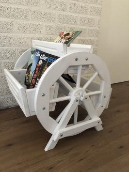 Lectuur bak, hout, met 2 wagenwielen hout-wit, zeer fraai