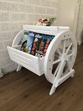 Lectuur bak, hout, met 2 wagenwielen hout-wit, zeer fraai