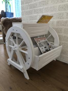 Lectuur bak, hout, met 2 wagenwielen hout-wit, zeer fraai