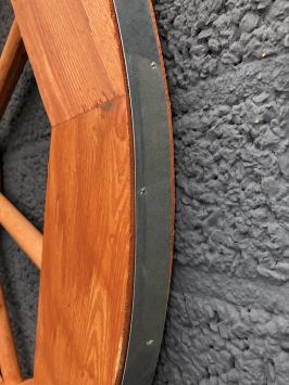 Houten wagenwiel - donkerbruin - metalen strip - antiek