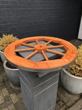 Houten wagenwiel - donkerbruin - metalen strip - antiek