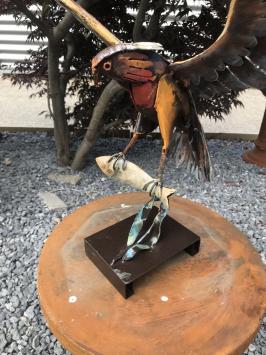 Ein Metallkunstwerk eines Adlers, der einen Fisch fängt, 'IRON EAGLE'.
