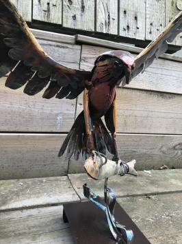 Ein Metallkunstwerk eines Adlers, der einen Fisch fängt, 'IRON EAGLE'.