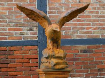 Sehr großer Adler-Oxydstein in Beutefangaktion, braun
