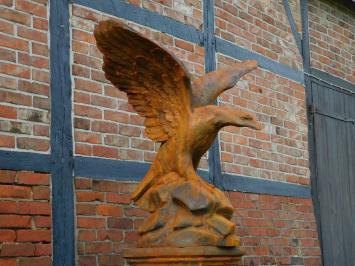 Sehr großer Adler-Oxydstein in Beutefangaktion, braun