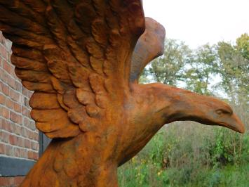 Sehr großer Adler-Oxydstein in Beutefangaktion, braun