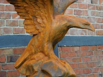 Sehr großer Adler-Oxydstein in Beutefangaktion, braun