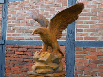 Sehr großer Adler-Oxydstein in Beutefangaktion, braun
