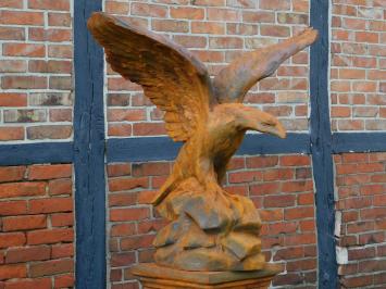 Sehr großer Adler-Oxydstein in Beutefangaktion, braun