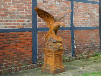 Sehr großer Adler-Oxydstein in Beutefangaktion, braun